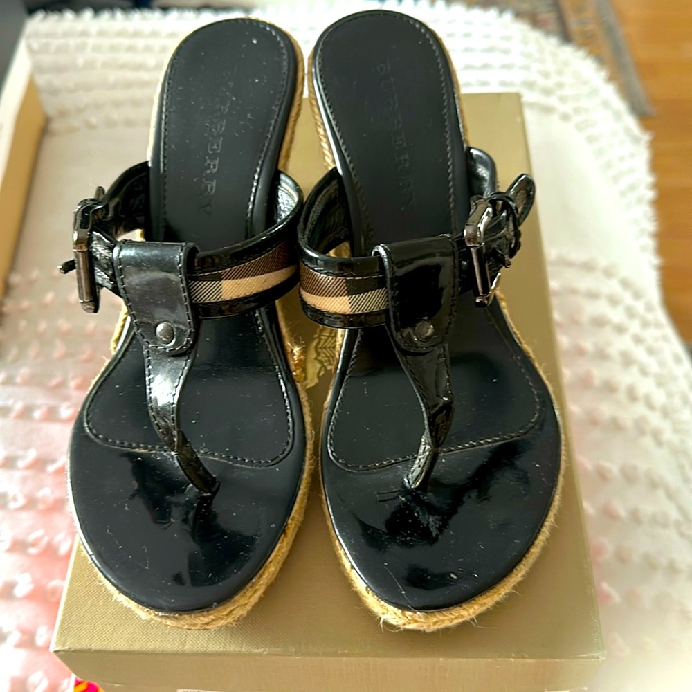 Burberry black espadrille thong sandals. Patent leather. European size 39.